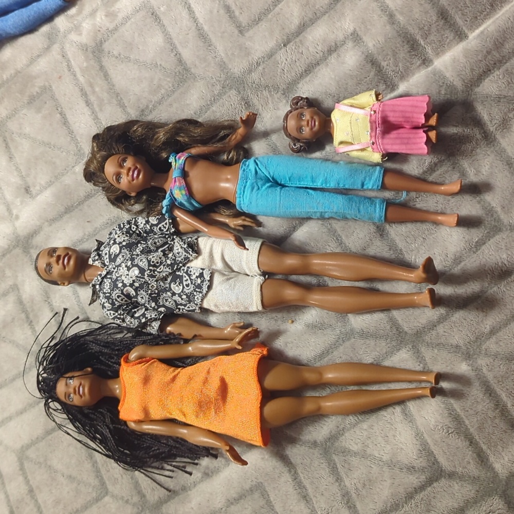 Fashionistas Summer Beach Bundles or movie tie-ins Ken Barbie, Nikki, Chelsea